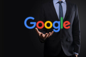 rsz businessman suit holds google logo scaled 1 רות פרג'ון